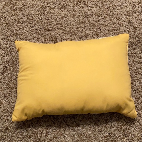 Yellow accent pillow - Picture 2 of 2
